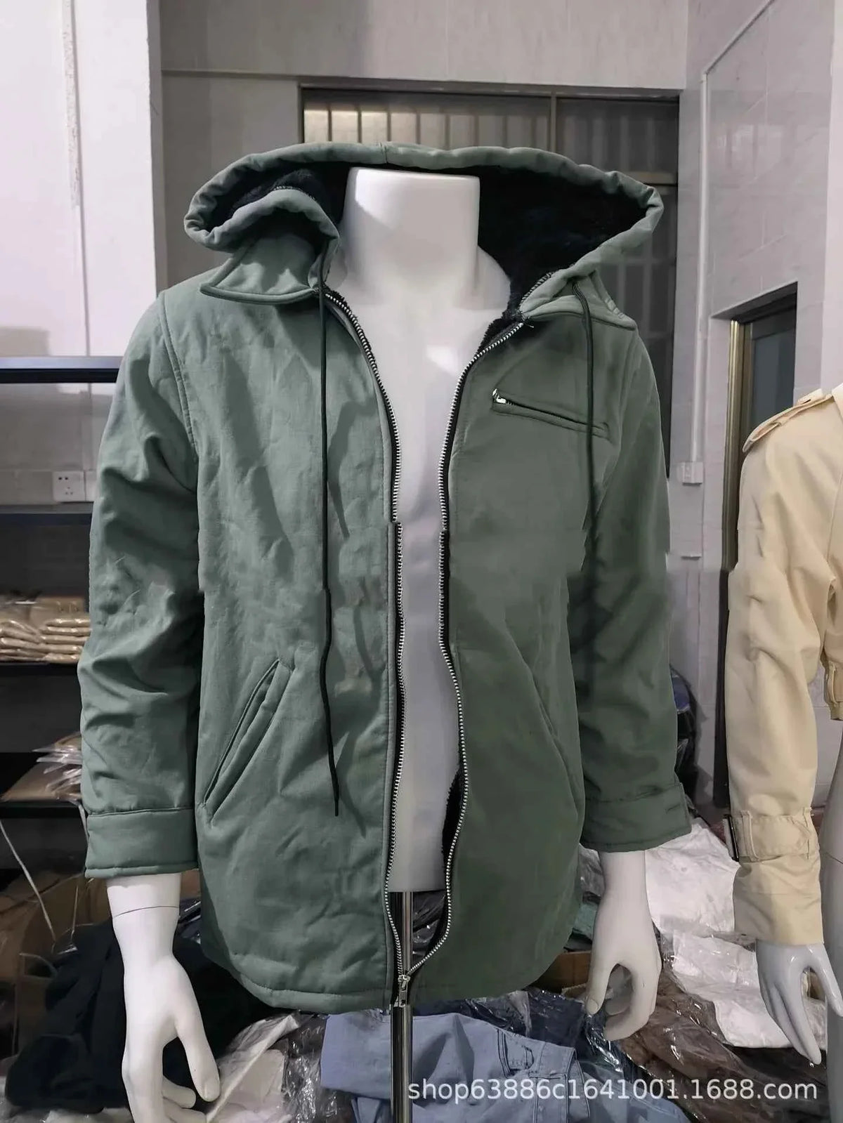 Chaquetas con Capucha para Hombre: Tu Compañero Ideal Este Invierno
